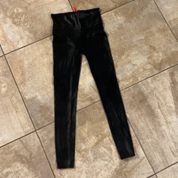 SPANX Faux Leather Leggings M (Petite) Black - Picture 4 of 5